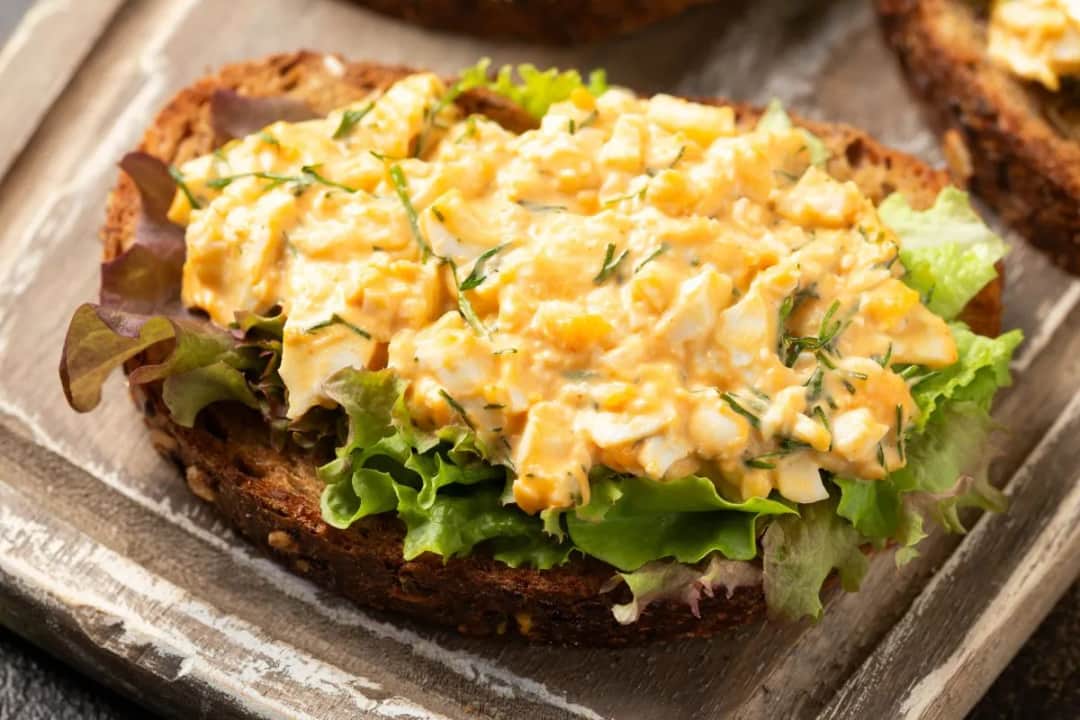 Czy jajecznica tuczy? Odkryj sekret dietetycznego śniadania!