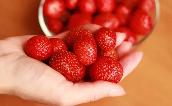 Ile kalorii mają truskawki? Niskokaloryczny hit na odchudzanie!